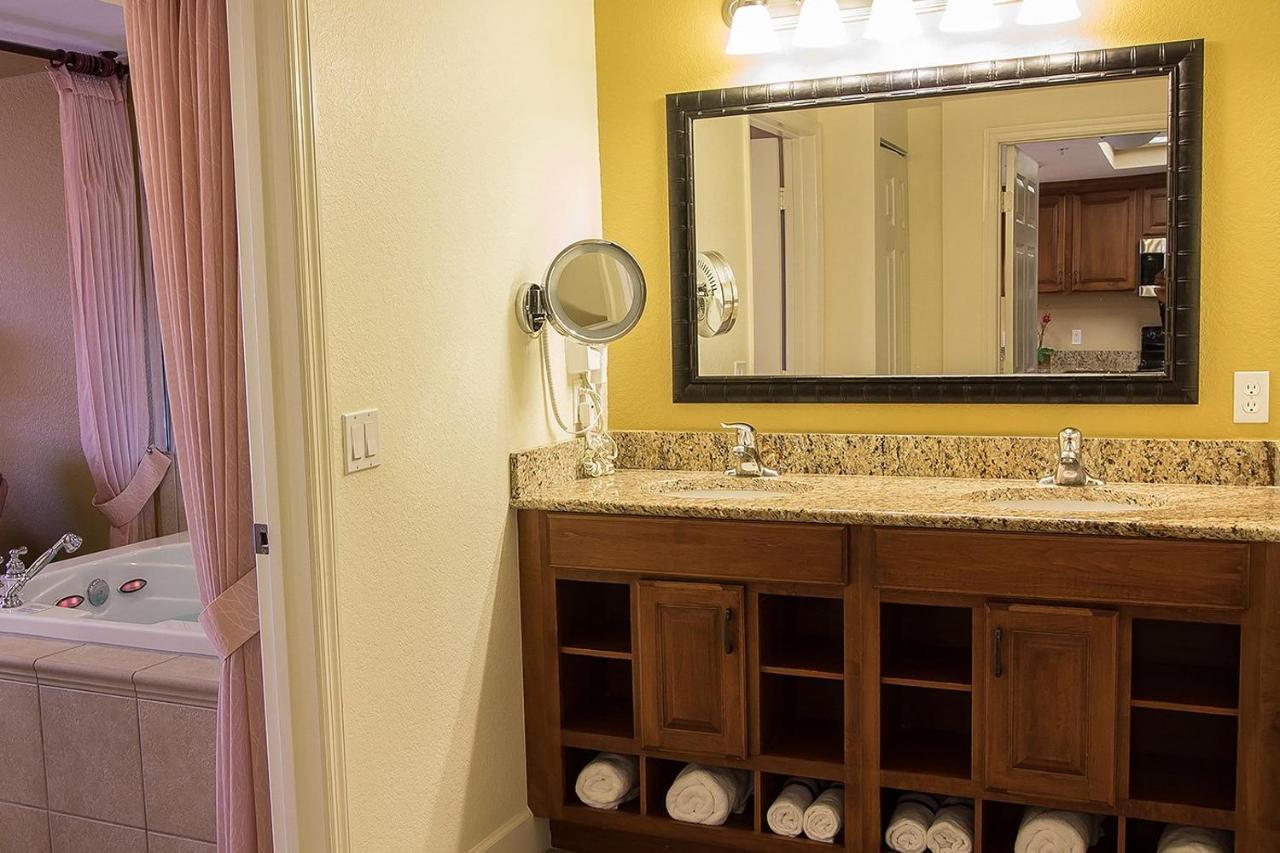 Stunning Condo Near Universal Studios Williamsburg ภายนอก รูปภาพ